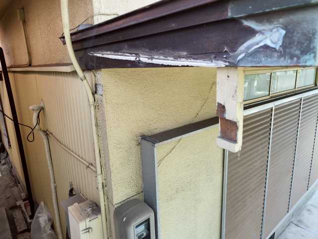 庇端部と外壁の補修跡